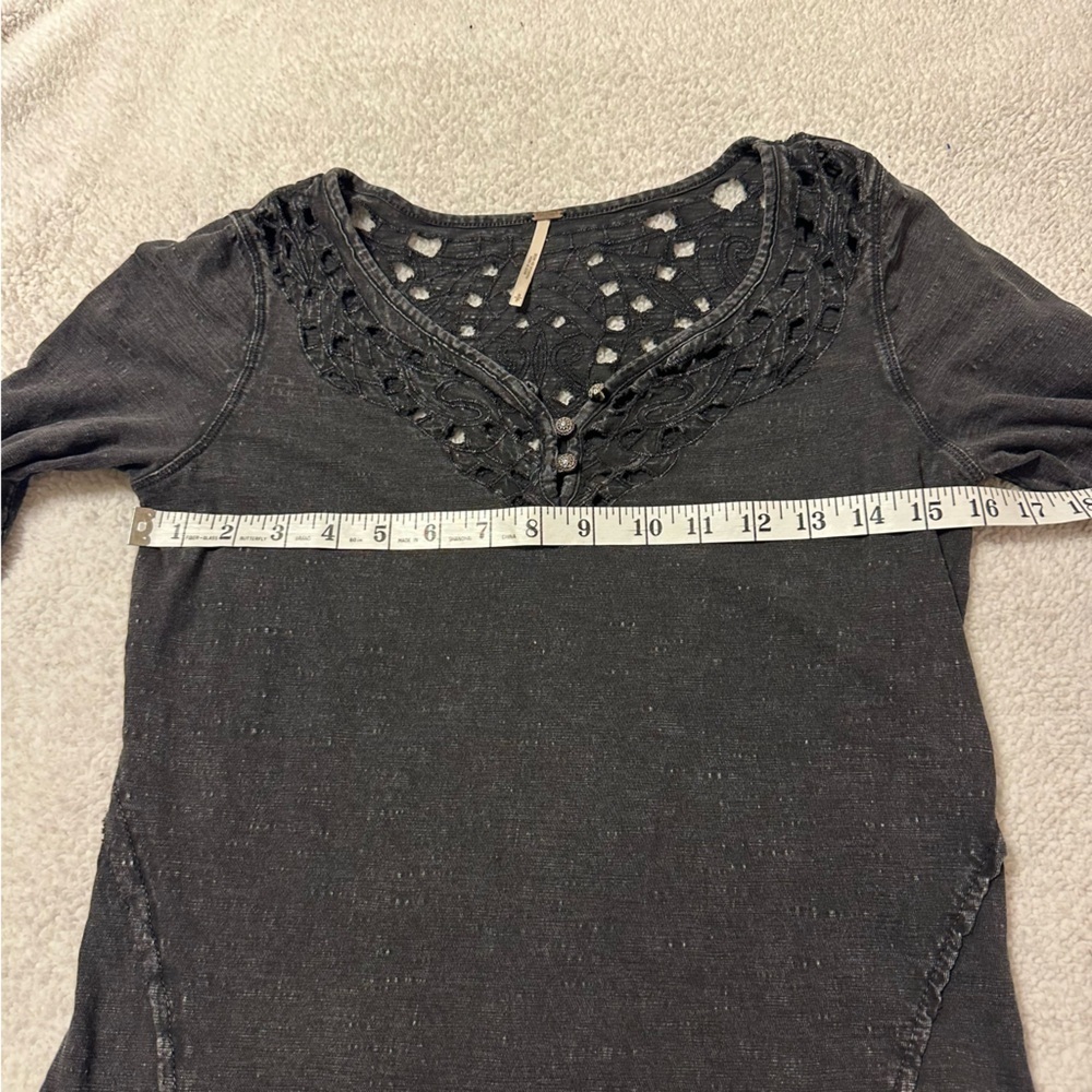 Free People Luna Long Sleeve Henley Shirt Boho Cut-Out Top Distressed Black Gray - Picture 7 of 14